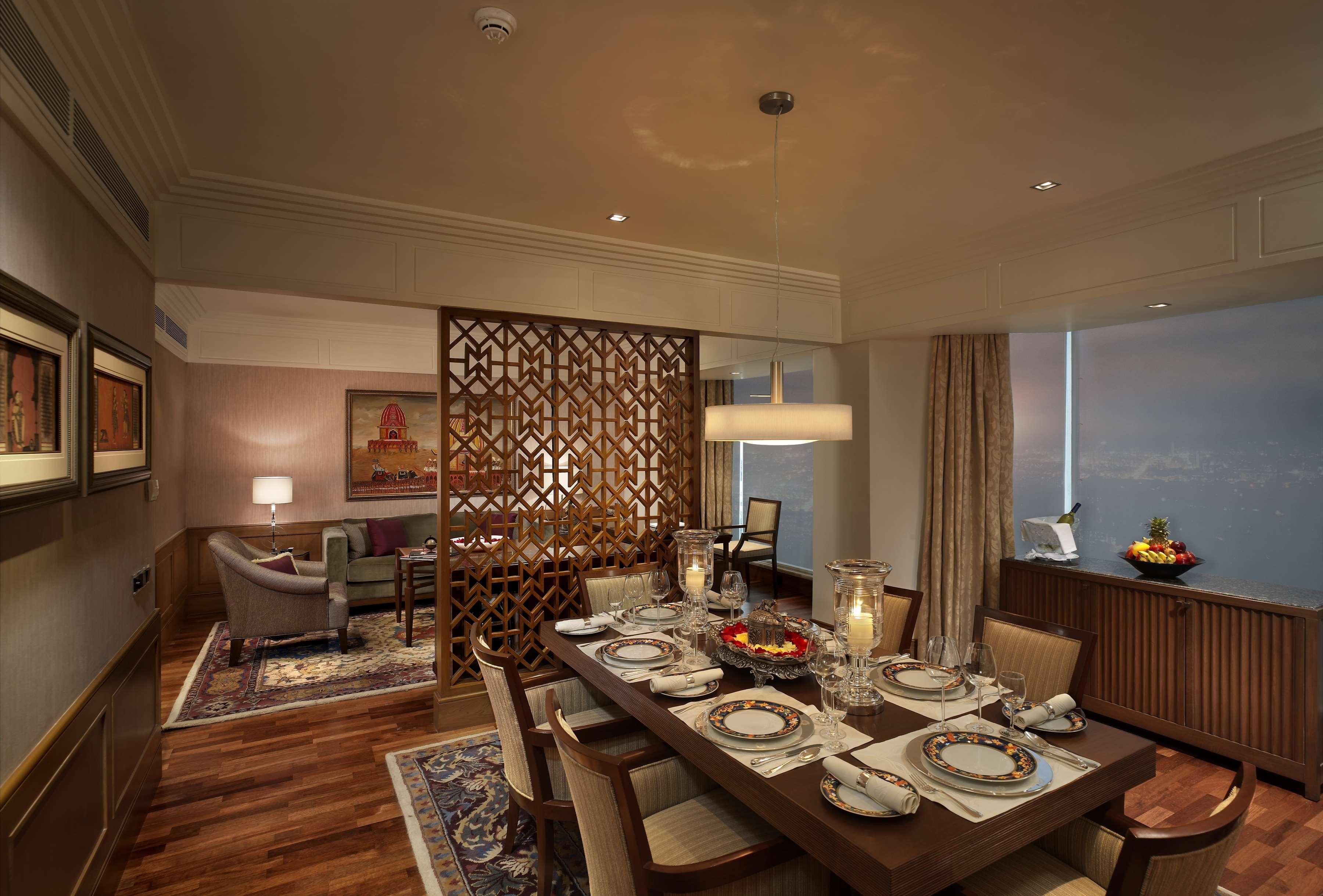 Готель The Leela Мумбаї Номер фото A dining room