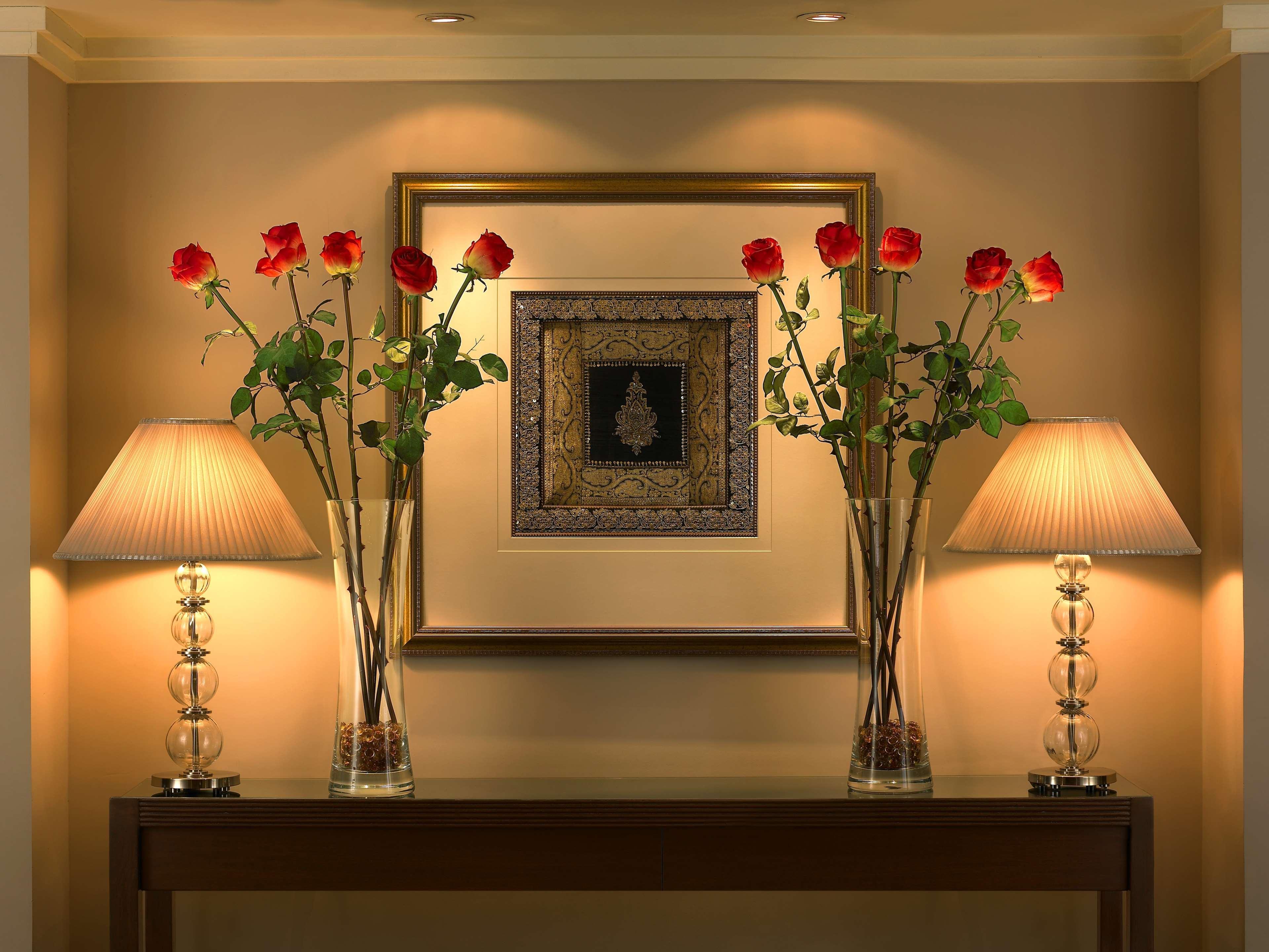 Готель The Leela Мумбаї Екстер'єр фото A console table with a mirror and two lamps