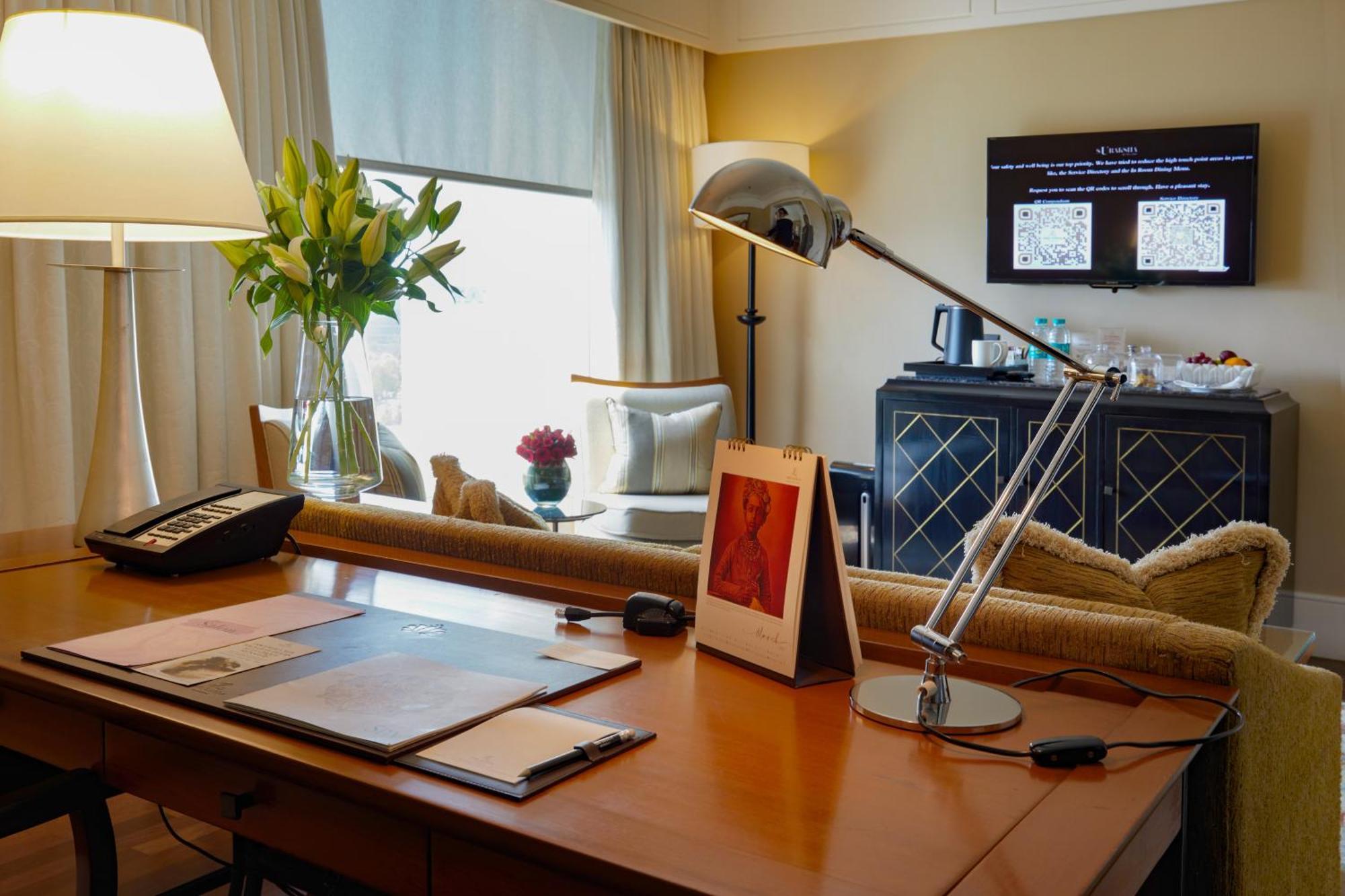 Готель The Leela Мумбаї Екстер'єр фото A desk in a hotel suite